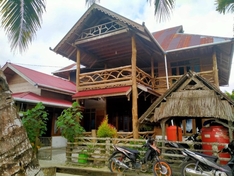 Image: Kutnalek Surf Camp Surfing barrels front E