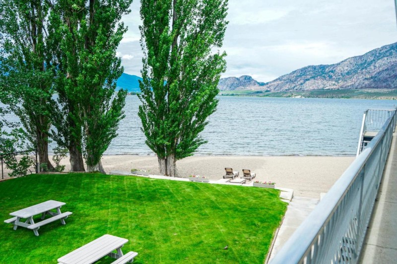 Image: Poplars Motel on the lake
