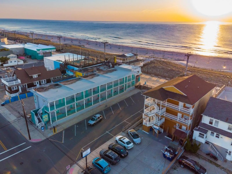 Image: Boardwalk Sand & Surf Beach Hotel Oceanfront