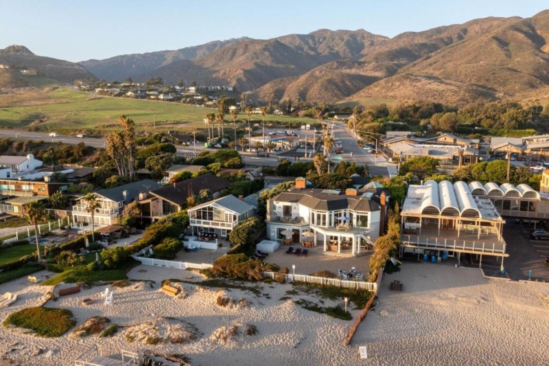 Image: Malibu Dunes by Fieldtrip Expansive Hamptons-Style Estate w Private Beach Backyard