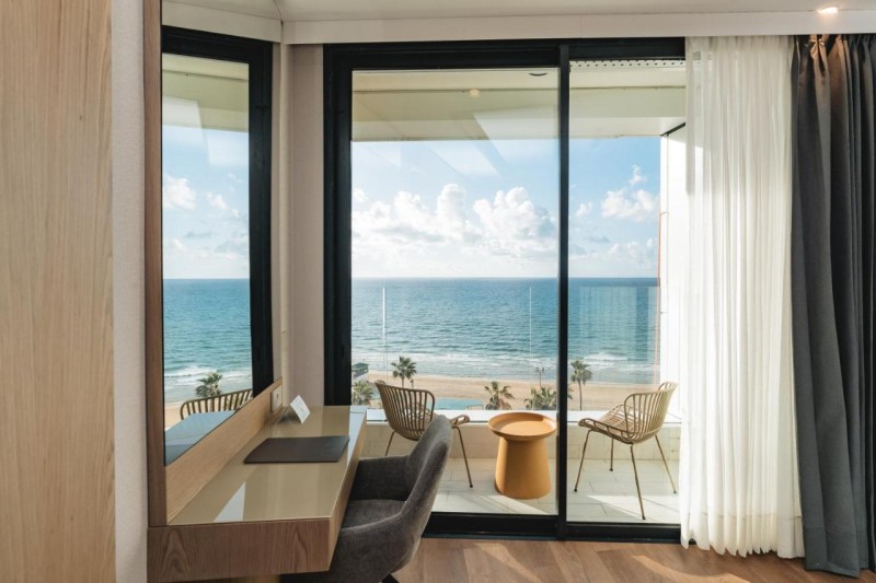 Image: Almera Hotel