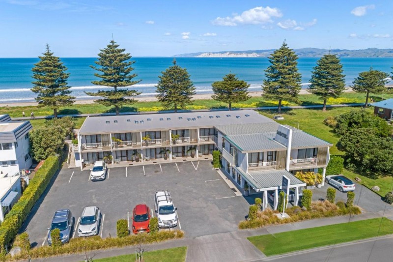 Image: Whispering Sands Beachfront Motel