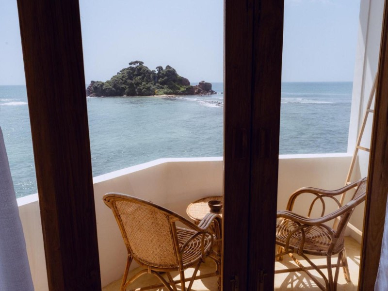 Image: Blue Waves Surf House - Beach Hotel