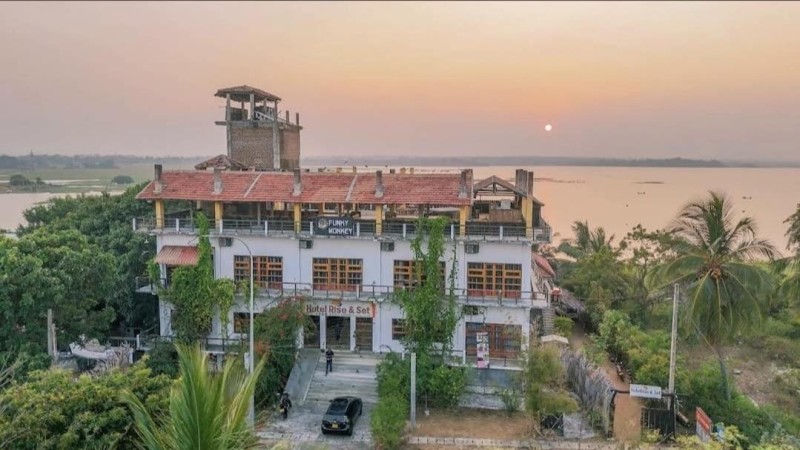 Image: Rise & Set Arugam bay