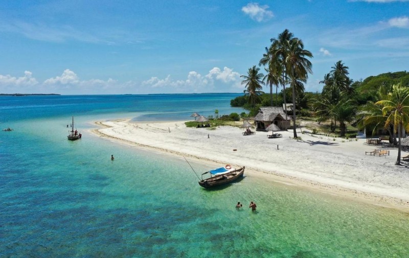 Image: Basecamp Mafía Island