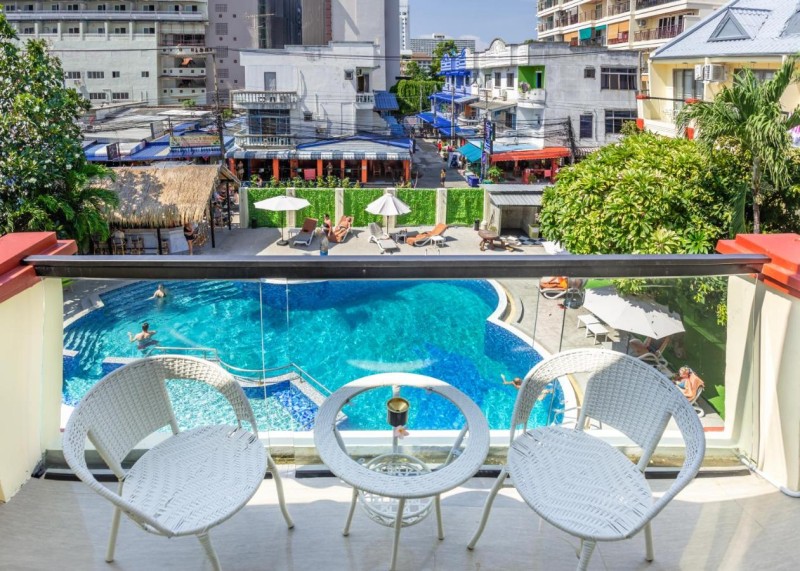 Image: Mermaid Beach Resort - 100m to Beach, Saltwater Pool & BeerGarden