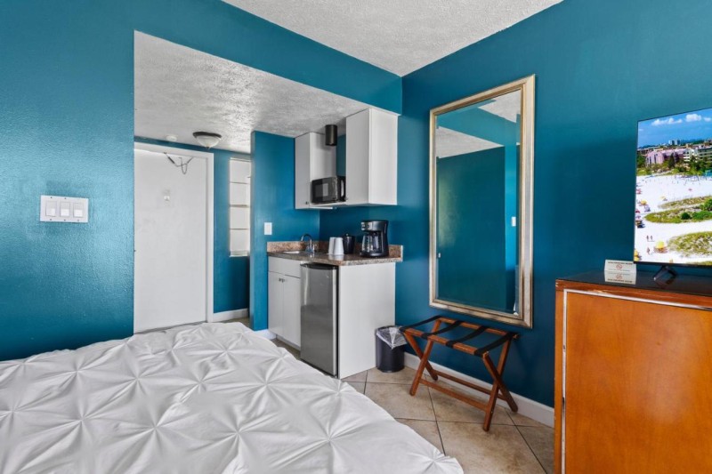 Image: Oceanfront Inn Room #18- Ocean View Balcony
