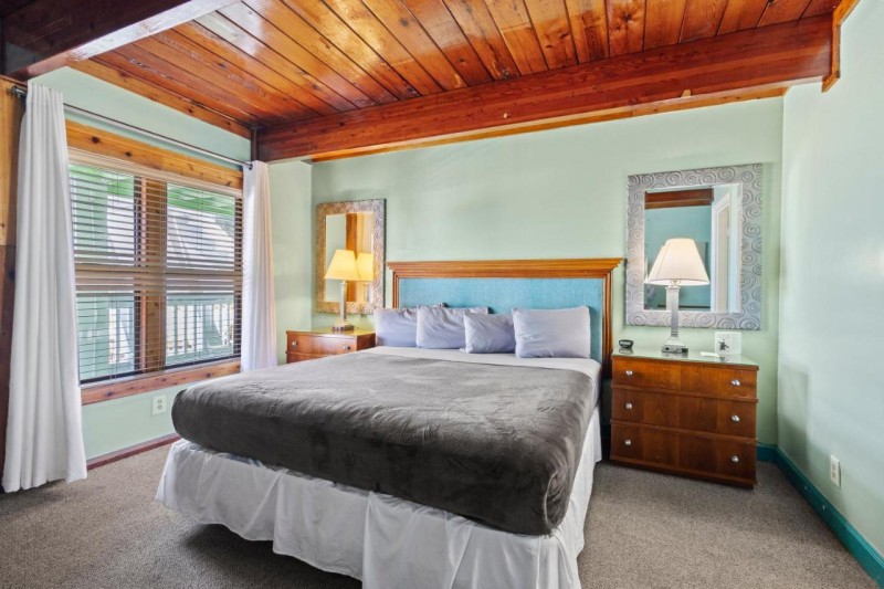 Image: Oceanfront Inn, Partial Ocean View, King Bed, #8
