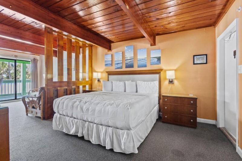 Image: Fort Pierce Oceanfront Inn- Suite- King Bed #6