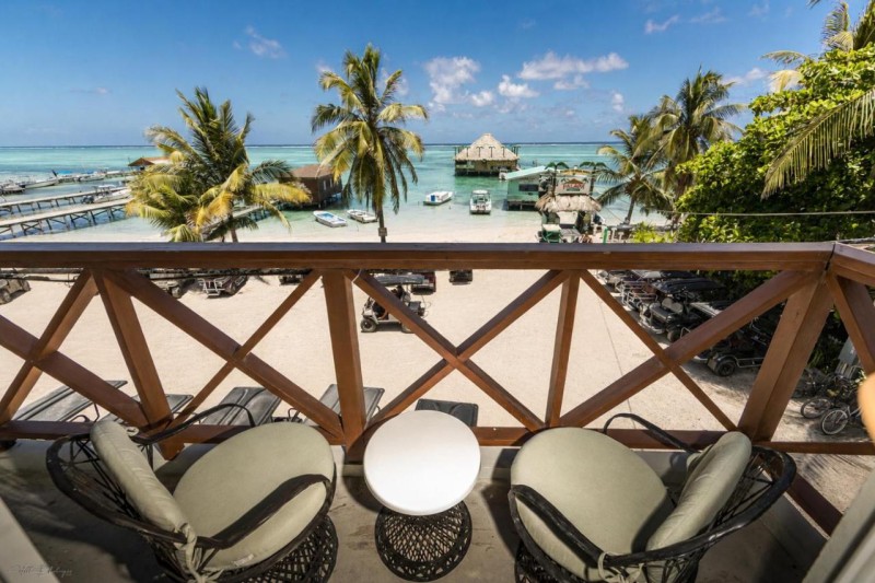 Image: Sandbar Beachfront Hotel & Hostel Restaurant