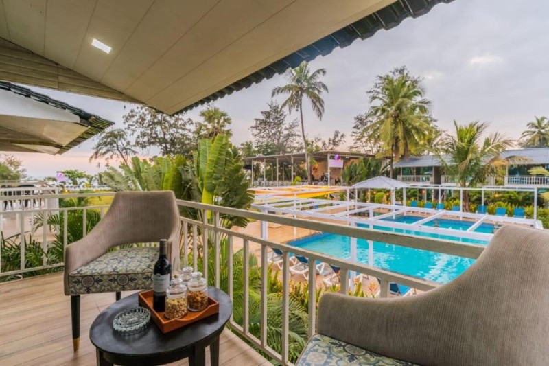 Image: Foxoso La Beach Resort & Spa