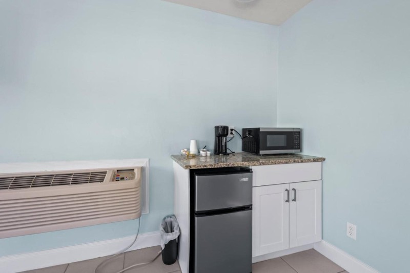 Image: Partial Ocean View Hotel Room- King Bed #1