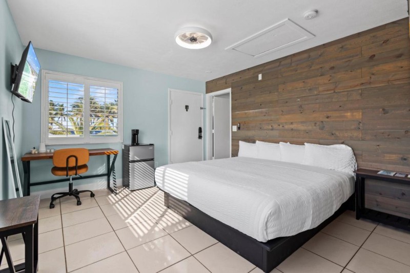 Image: Standard Hotel Room - King Bed #2