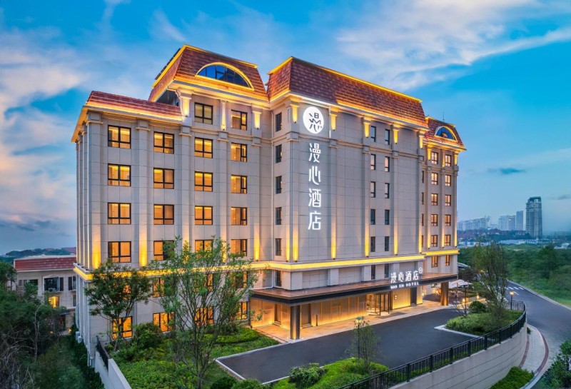Image: Manxin Qingdao Golden Beach Beer City Seaview Hotel