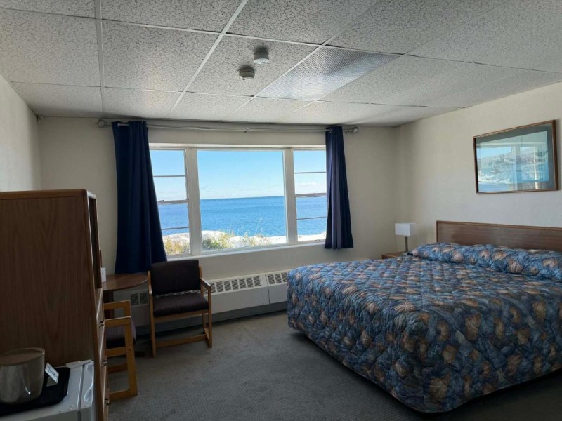 Image: The Shoreline Inn