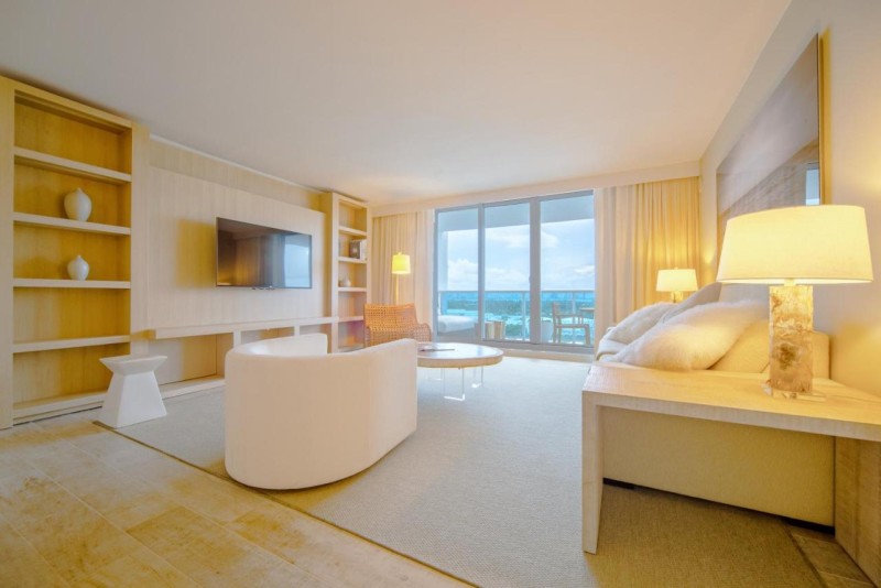Image: Amazing View 1 Hotel Corner Unit 1BR 1BA w Balcony