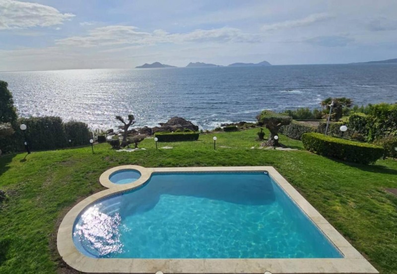 Image: Ocean Luxury Retreat · Pool & Sea Views