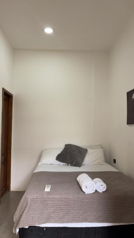 Image: Habitacion matrimonial con pequeña cocina
