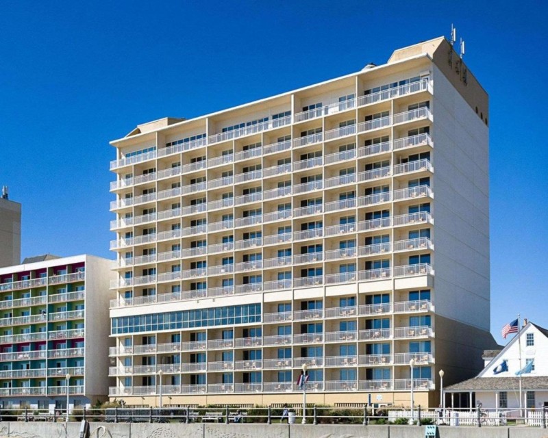 Image: Comfort Suites Beachfront
