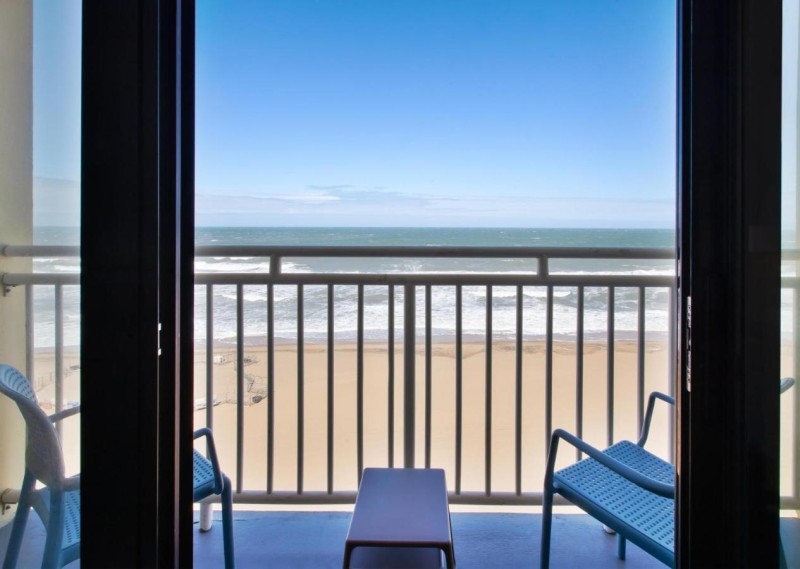 Image: Holiday Inn Express & Suites VA Beach Oceanfront by IHG