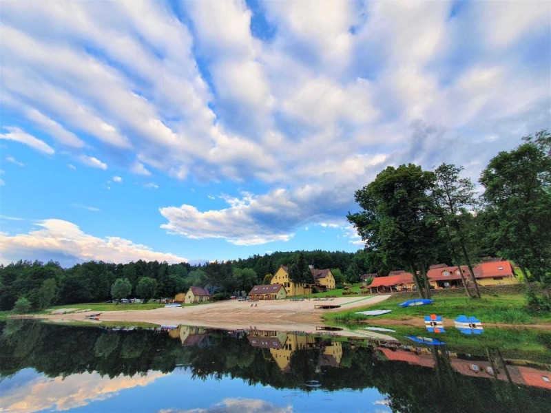 Image: Złoty Potok Resort OFERTA LATO 2026 Domki nad Jeziorem Złotnickim Prywatna Plaża Camping Pokoje tuż przy Lesie oraz Restauracja