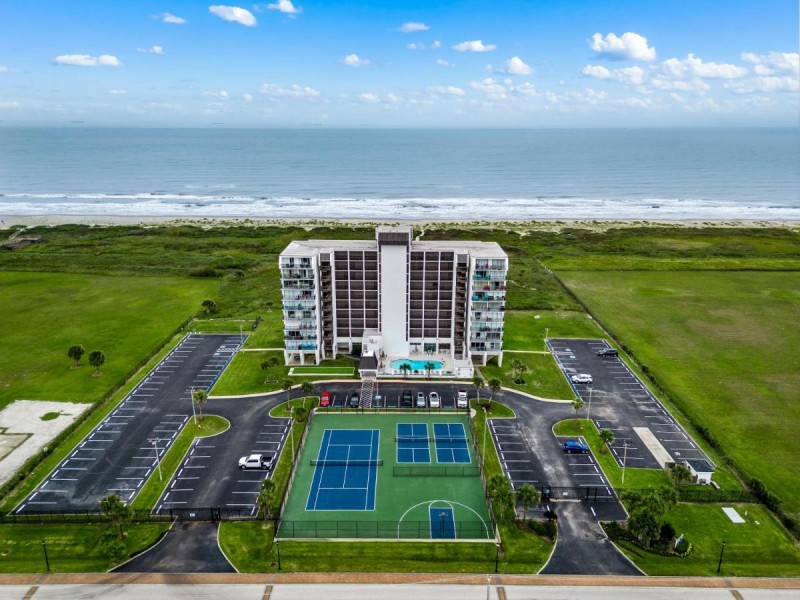 Image: Islander East Condominiums