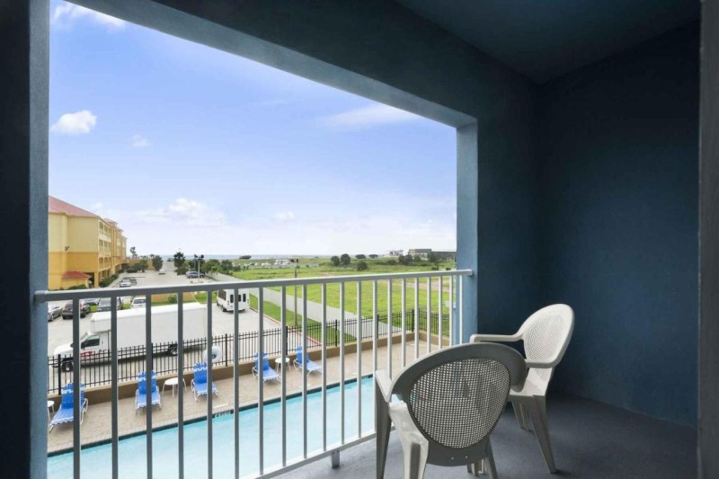 Image: Days Inn & Suites by Wyndham Galveston West/Seawall