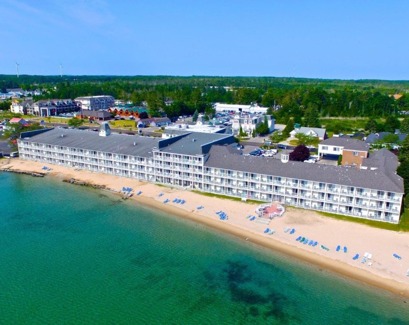 Image: Hamilton Inn Select Beachfront Mackinaw City
