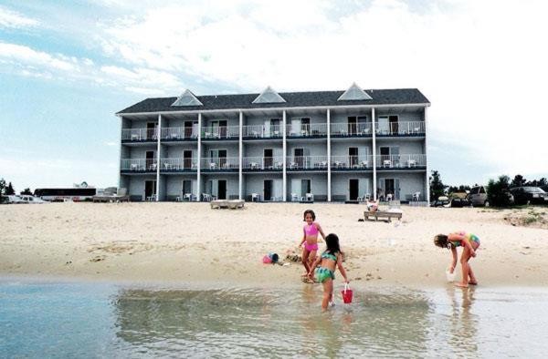 Image: Ramada by Wyndham Mackinaw City Waterfront