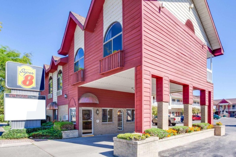 Image: Super 8 Beachfront by Wyndham Mackinaw City, MI