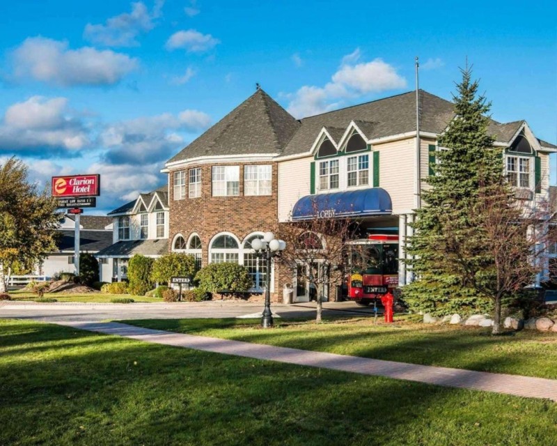 Image: Clarion Hotel Mackinaw City Beachfront