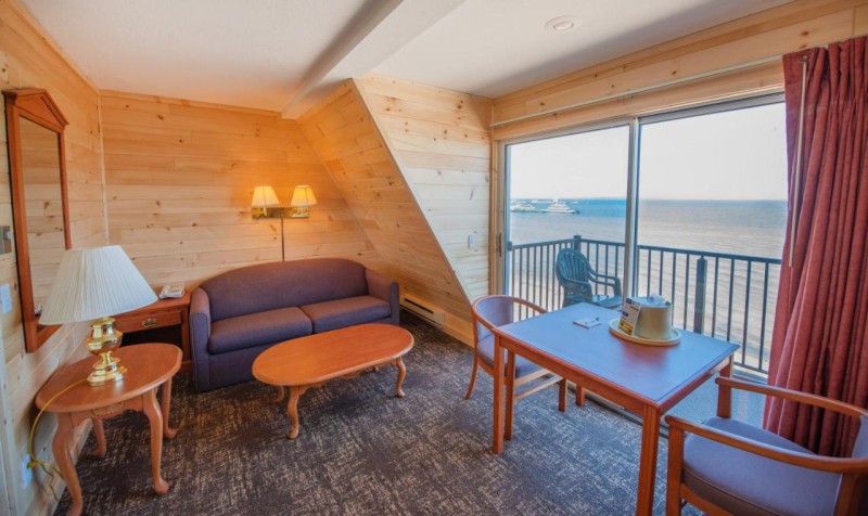 Image: Quality Inn & Suites Mackinaw City Beachfront