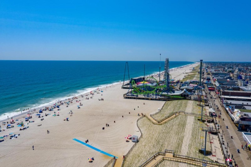 Image: Boardwalk Hotel Charlee & Apartments Beach Hotel Oceanfront