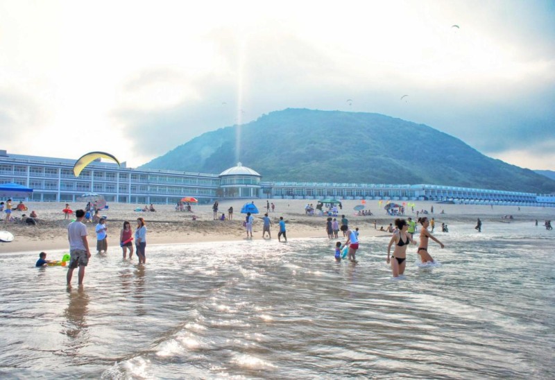 Image: White House Hot Spring Beach Resort