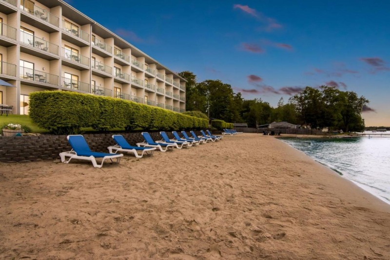 Image: Beachfront Hotel Houghton Lake