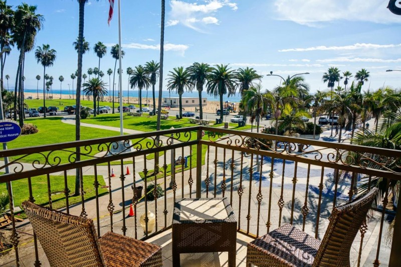 Image: Balboa Inn, On The Beach At Newport