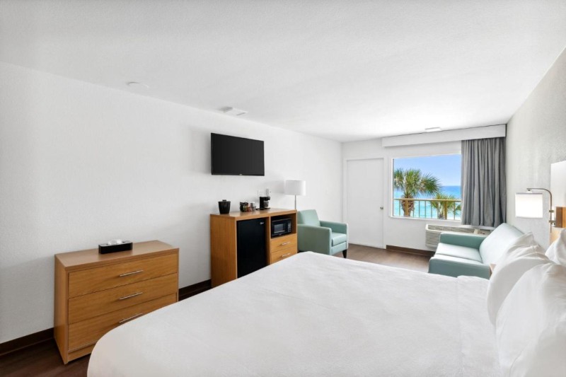 Image: Chateau Beachfront Hotel, a By the Sea Resort