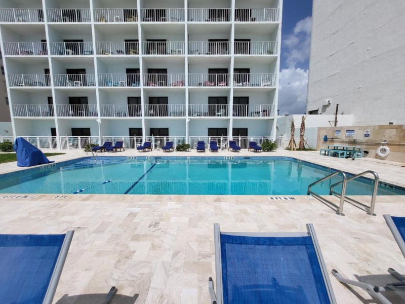 Image: Beachside Hotel