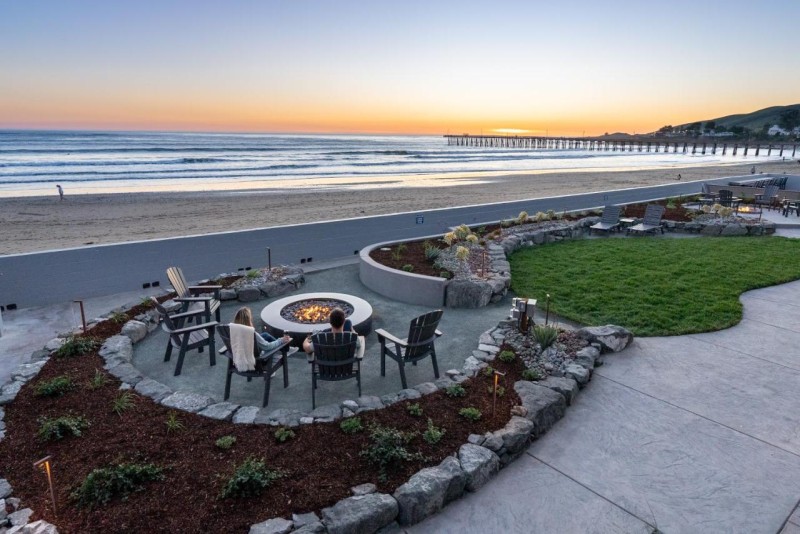 Image: Shoreline Inn...on the beach