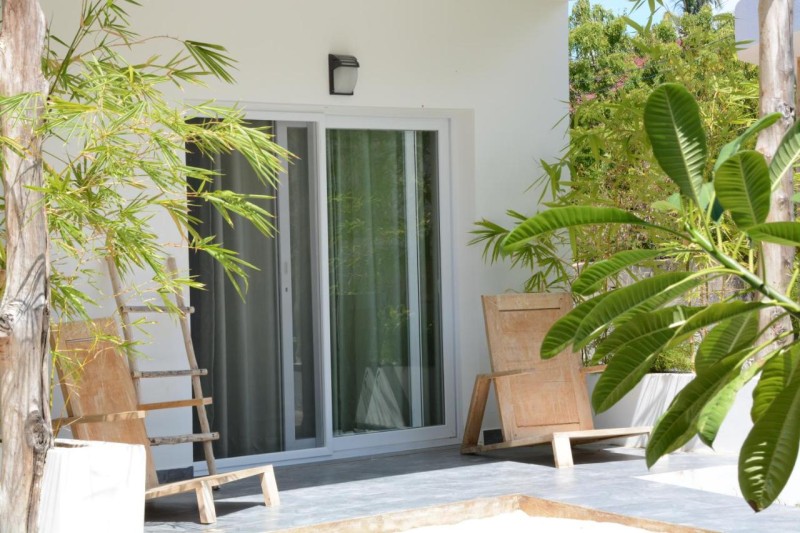 Image: La Base Beach Hotel