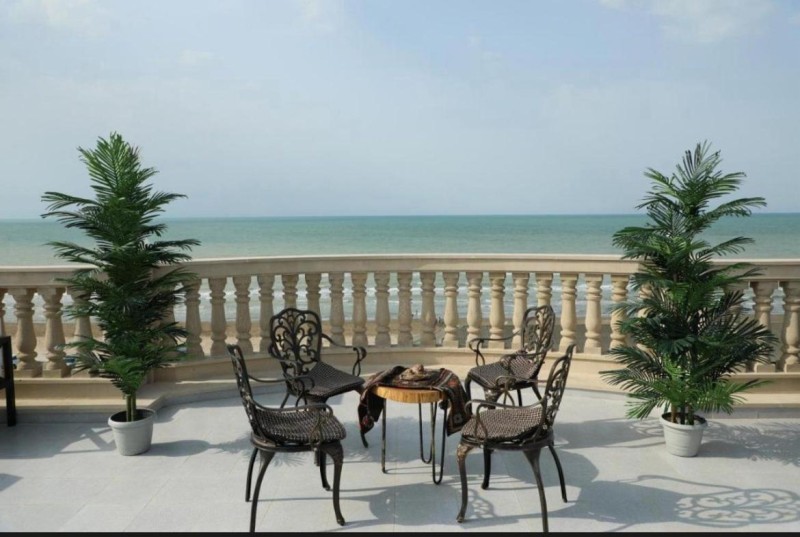 Image: Seaside Hotel