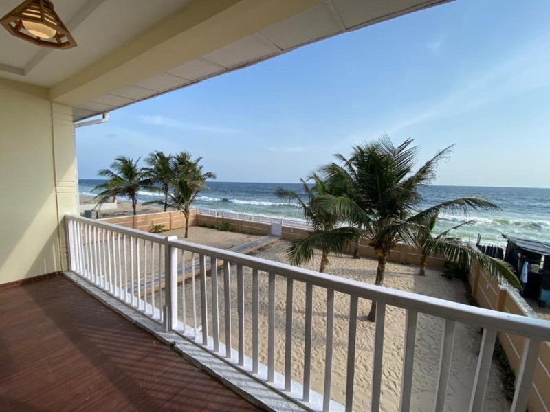 Image: Oceanfront Wavecrest Beach Hotel